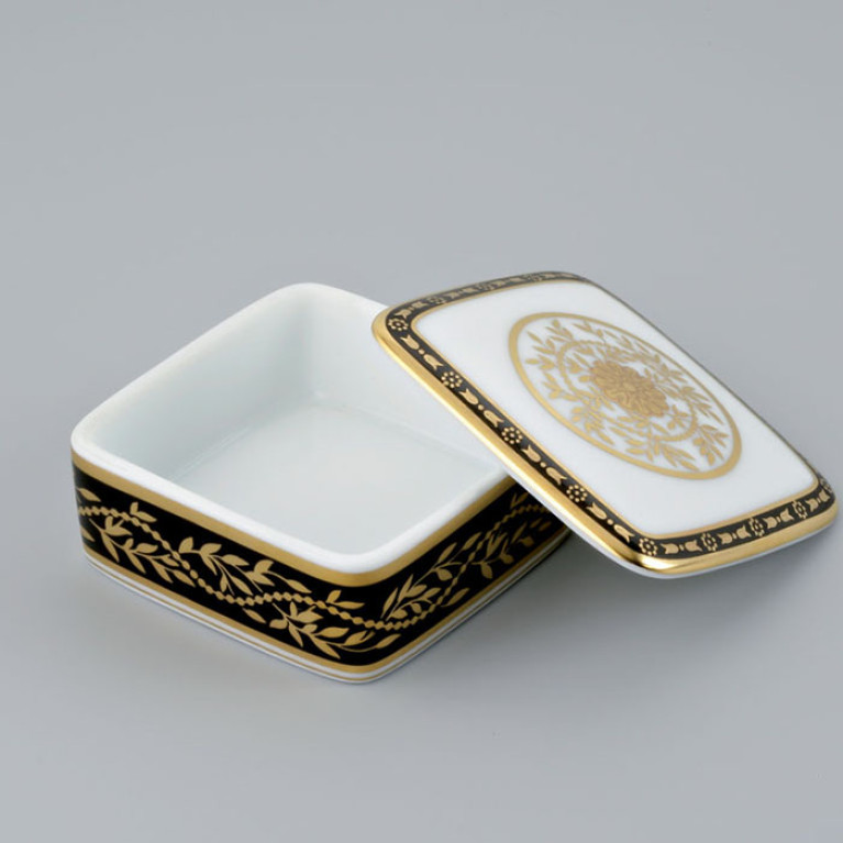 THG MARQUISE NOIR DECOR OR Коробка для таблеток керамическая, квадратная 55х55 мм., настольная, декор черный/золото, цвет белый