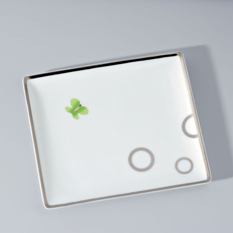 THG CAPUCINE VERT DECOR PLATINE Поднос керамический 171х154 мм., настольный, middle size, декор платина/зеленый, цвет белый