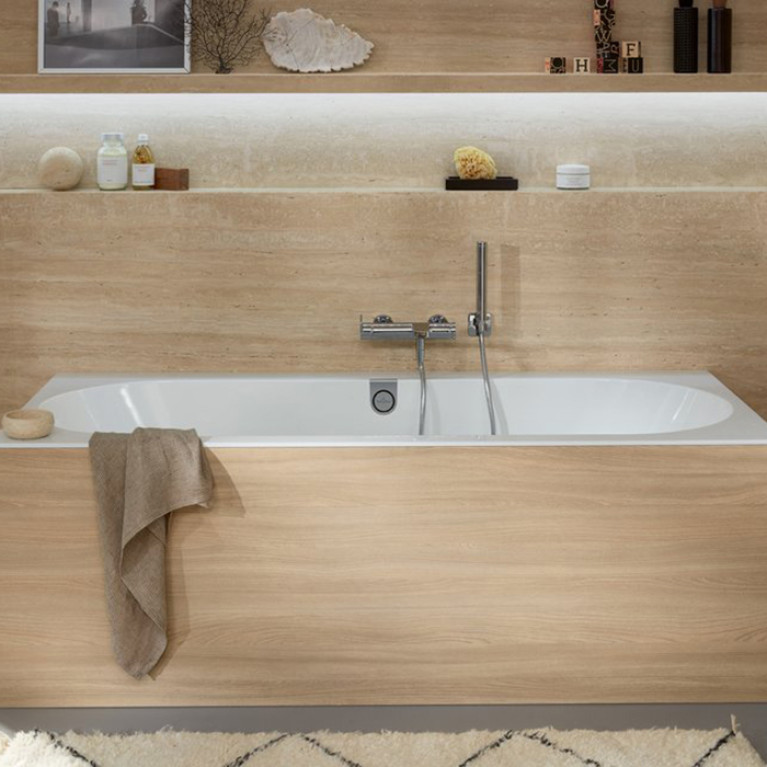 VilleroyBoch Oberon 2.0 Ванна встраиваемая 1800*800*485, слив по центру, в к-те ножки и слив-перелив хром, материал: Quaryl, цвет: альпийский белый