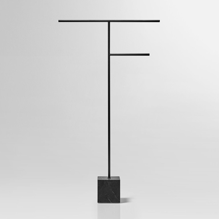 ANTONIO LUPI BIVIO Полотенцедержатель напольный, база из мрамора Nero Marquinia satinato, структура из латуни в отделке Nero goffrato
