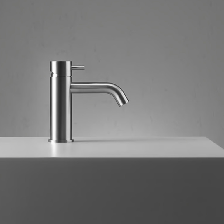 QuadroDesign SOURCE 1201AS Смеситель для раковины на 1 отверстие из столешницы, цвет Brushed Stainless Steel